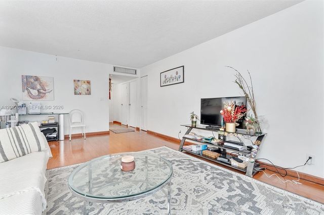 20400 W Country Club Dr 214, Aventura, FL 33180