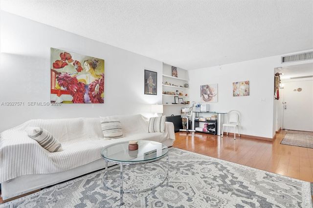 20400 W Country Club Dr 214, Aventura, FL 33180