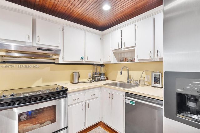 20400 W Country Club Dr 214, Aventura, FL 33180