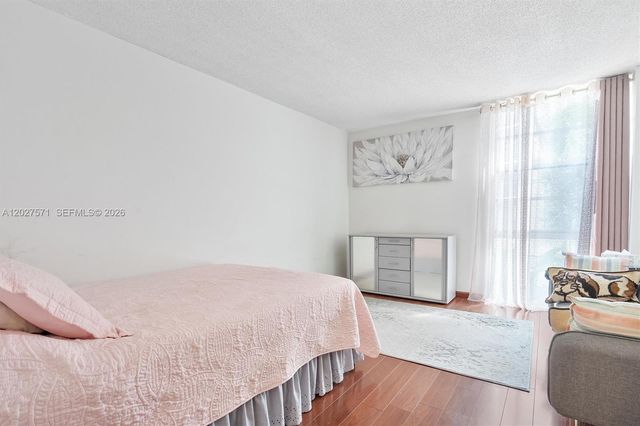 20400 W Country Club Dr 214, Aventura, FL 33180