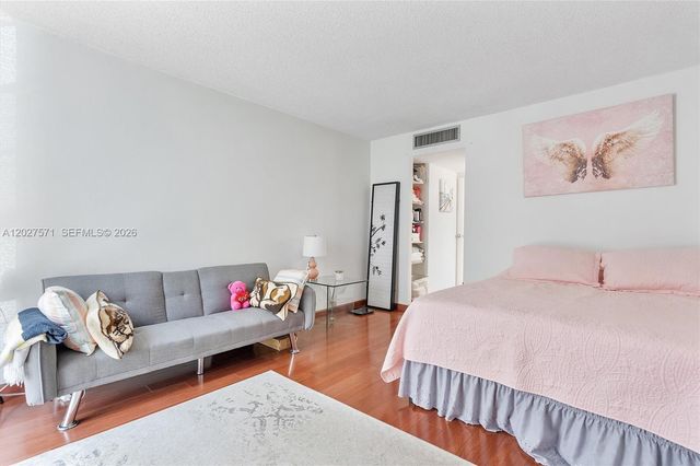 20400 W Country Club Dr 214, Aventura, FL 33180