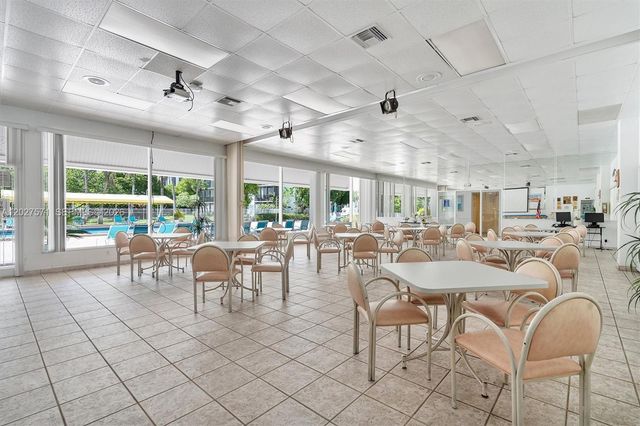 20400 W Country Club Dr 214, Aventura, FL 33180