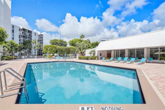 20400 W Country Club Dr 214, Aventura, FL 33180