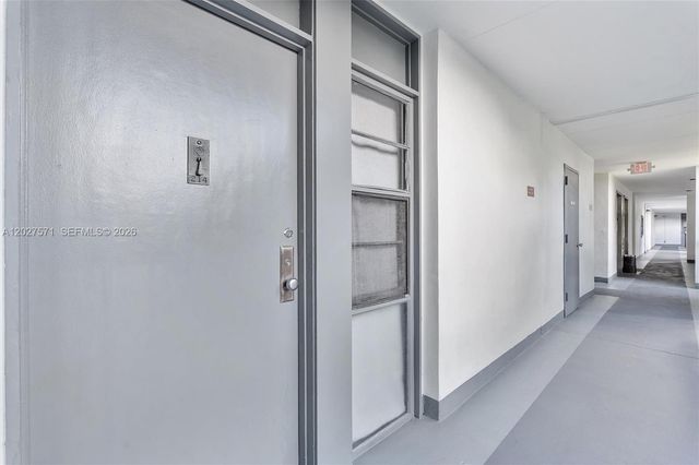20400 W Country Club Dr 214, Aventura, FL 33180