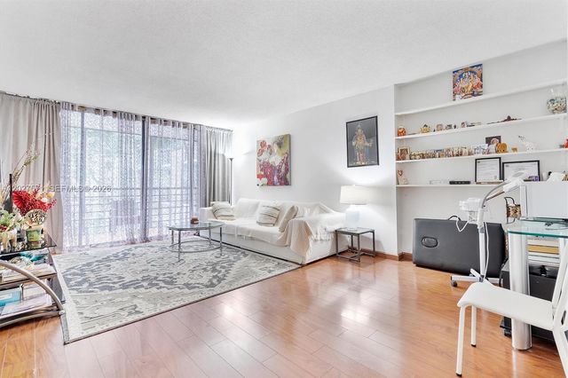 20400 W Country Club Dr 214, Aventura, FL 33180