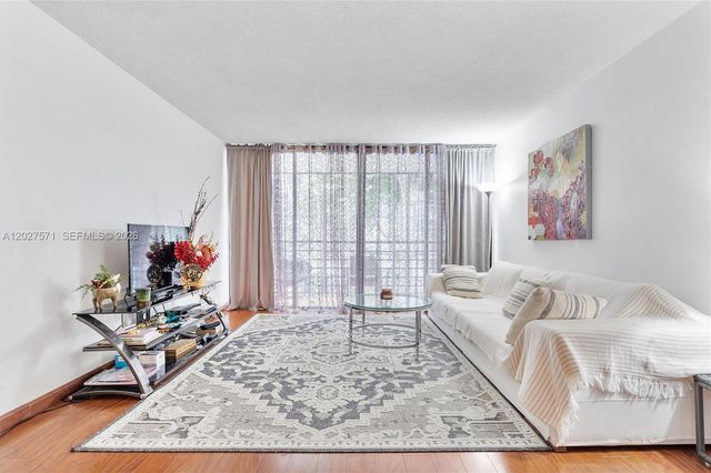 20400 W Country Club Dr 214, Aventura, FL 33180