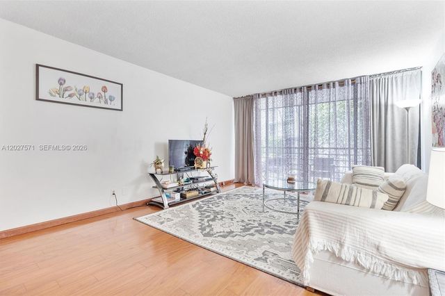 20400 W Country Club Dr 214, Aventura, FL 33180
