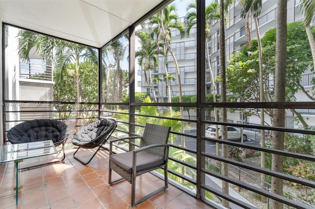 20400 W Country Club Dr 214, Aventura, FL 33180