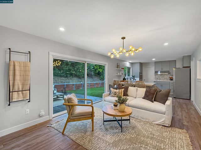 8 Cherry Hills Ct, Lafayette, CA 94549