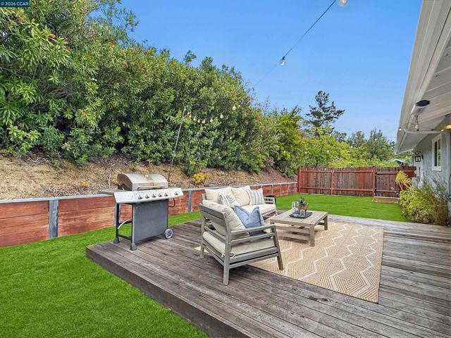 8 Cherry Hills Ct, Lafayette, CA 94549