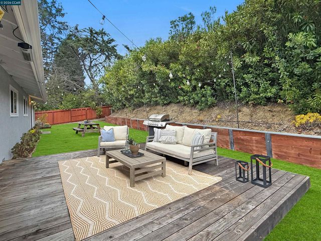 8 Cherry Hills Ct, Lafayette, CA 94549