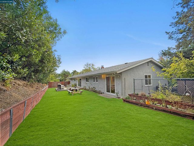 8 Cherry Hills Ct, Lafayette, CA 94549