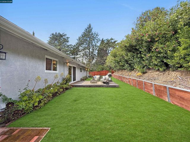 8 Cherry Hills Ct, Lafayette, CA 94549