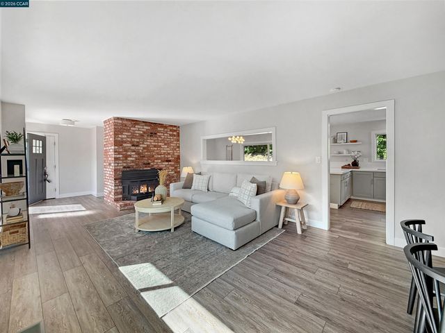 8 Cherry Hills Ct, Lafayette, CA 94549