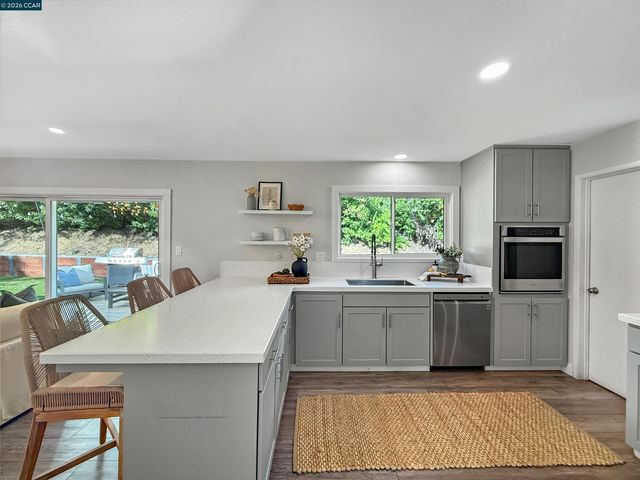 8 Cherry Hills Ct, Lafayette, CA 94549