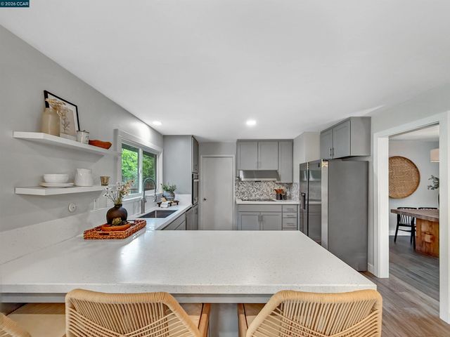8 Cherry Hills Ct, Lafayette, CA 94549
