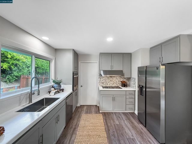 8 Cherry Hills Ct, Lafayette, CA 94549
