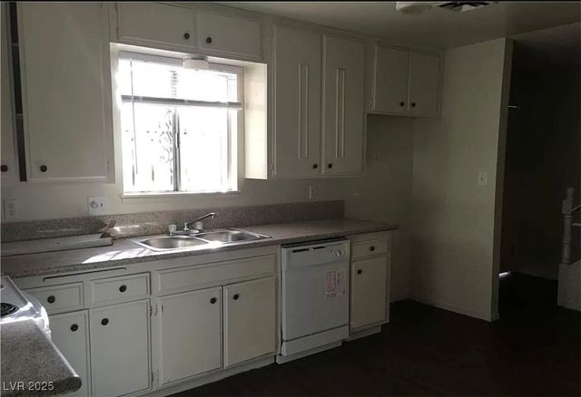 146 Greenbriar Townhouse Way, Las Vegas, NV 89121