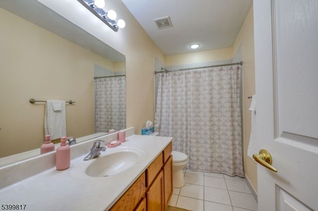 9 Crestmont Ct, Hardyston Twp., NJ 07419