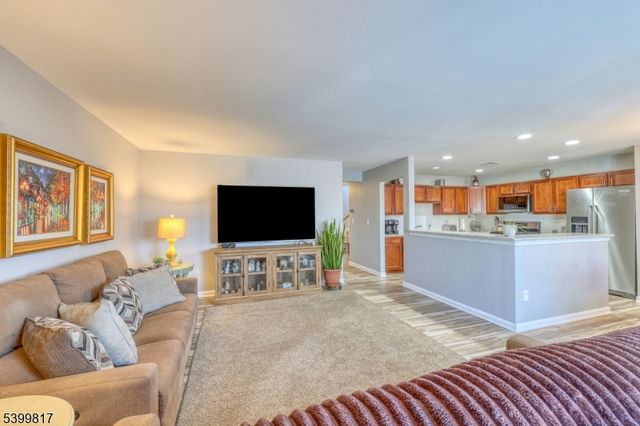 9 Crestmont Ct, Hardyston Twp., NJ 07419