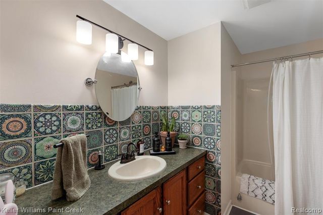 975 Woodlane Drive, Rochester Hills, MI 48307