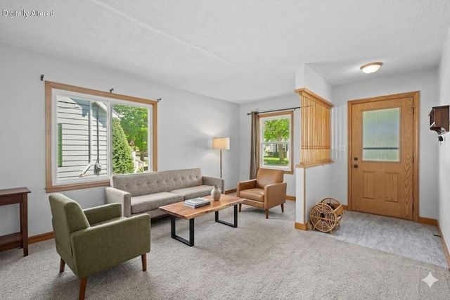 118 W Roberta AVENUE, Waukesha, WI 53186