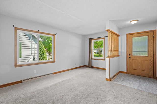 118 W Roberta AVENUE, Waukesha, WI 53186