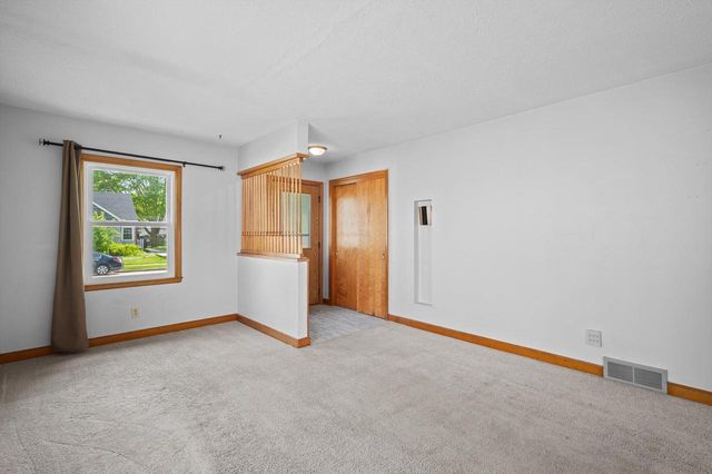 118 W Roberta AVENUE, Waukesha, WI 53186