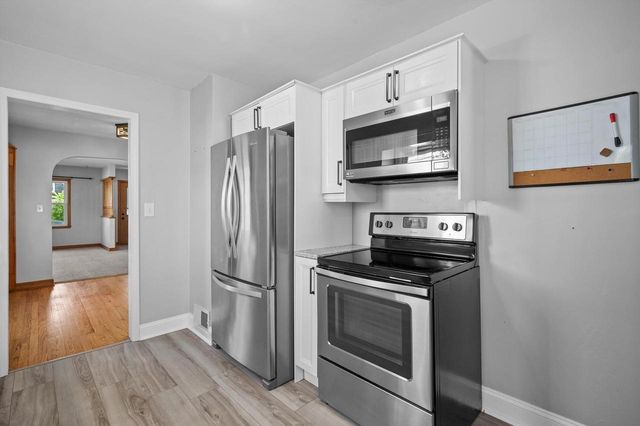 118 W Roberta AVENUE, Waukesha, WI 53186