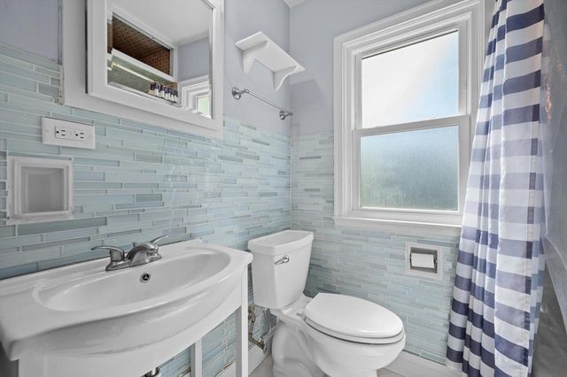 118 W Roberta AVENUE, Waukesha, WI 53186