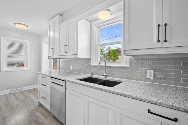 118 W Roberta AVENUE, Waukesha, WI 53186