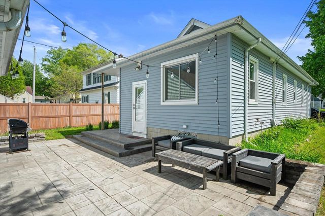 118 W Roberta AVENUE, Waukesha, WI 53186