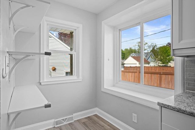 118 W Roberta AVENUE, Waukesha, WI 53186
