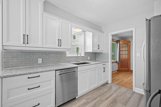 118 W Roberta AVENUE, Waukesha, WI 53186