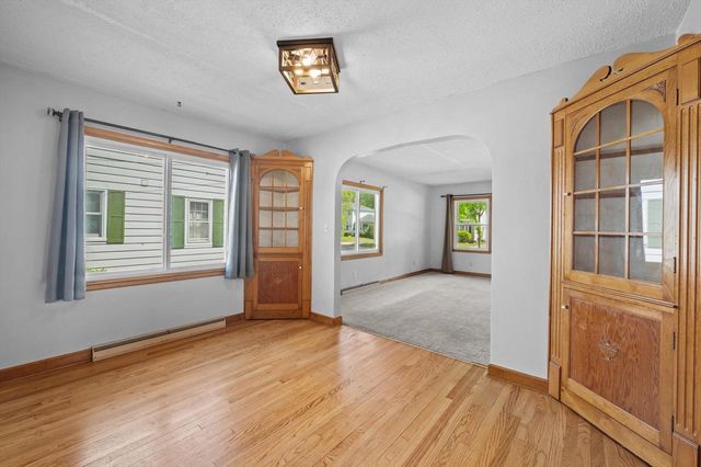 118 W Roberta AVENUE, Waukesha, WI 53186
