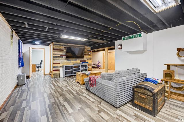 20664 N Brady Street, Davenport, IA 52806