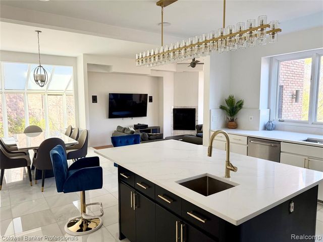 4692 W Wickford, Bloomfield Hills, MI 48302