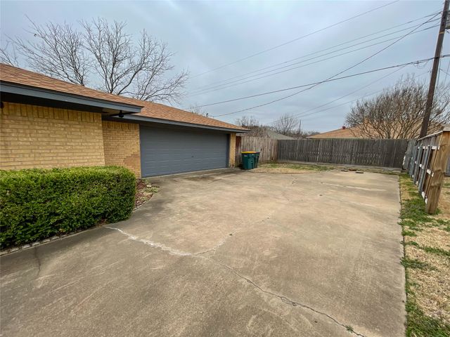 1714 Crescent Drive, Sherman, TX 75092