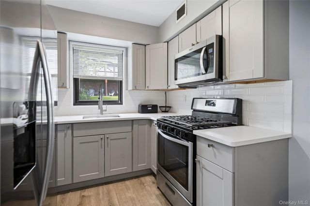 16 Bailey Court 16, Middle Island, NY 11953