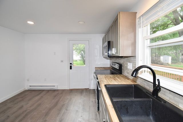 22 Hunting Ln, Agawam, MA 01001