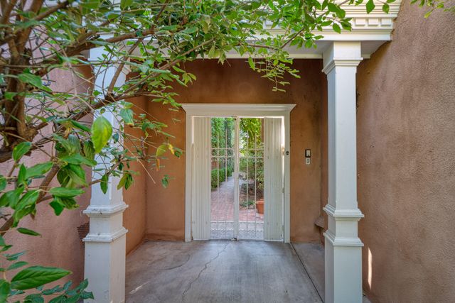 2809 Calle Del Rio NW, Albuquerque, NM 87104