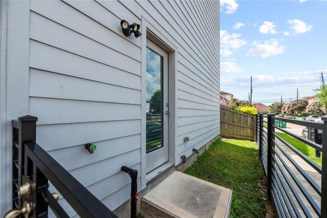 9611 Marlive Lane D, Houston, TX 77025