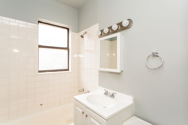 6959 S Paxton Avenue 3A, Chicago, IL 60649
