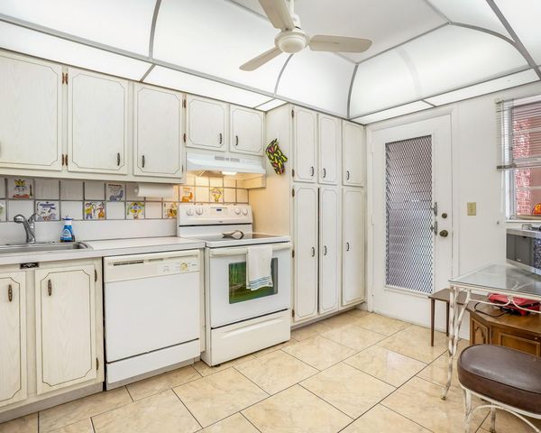 2951 NW 46th Ave 301, Lauderdale Lakes, FL 33313