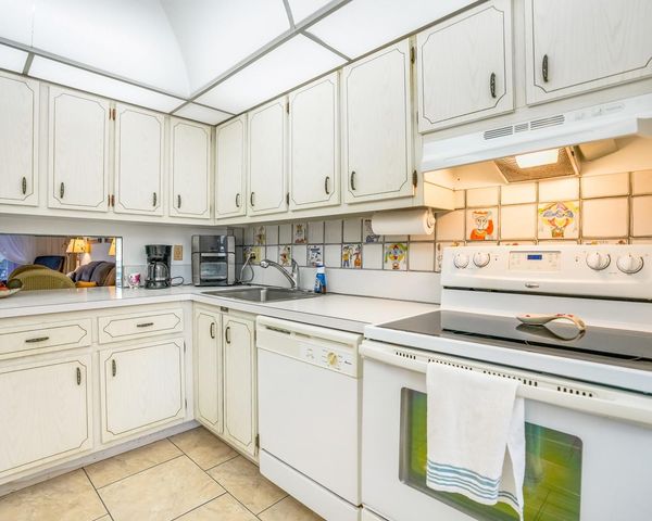 2951 NW 46th Ave 301, Lauderdale Lakes, FL 33313