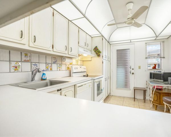 2951 NW 46th Ave 301, Lauderdale Lakes, FL 33313