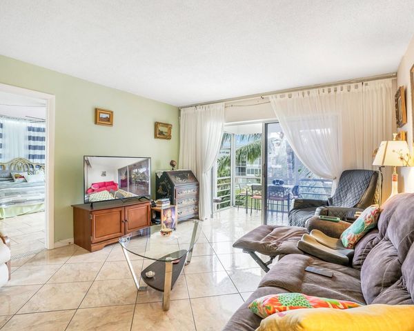 2951 NW 46th Ave 301, Lauderdale Lakes, FL 33313