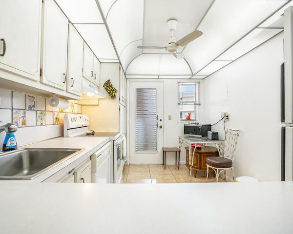 2951 NW 46th Ave 301, Lauderdale Lakes, FL 33313