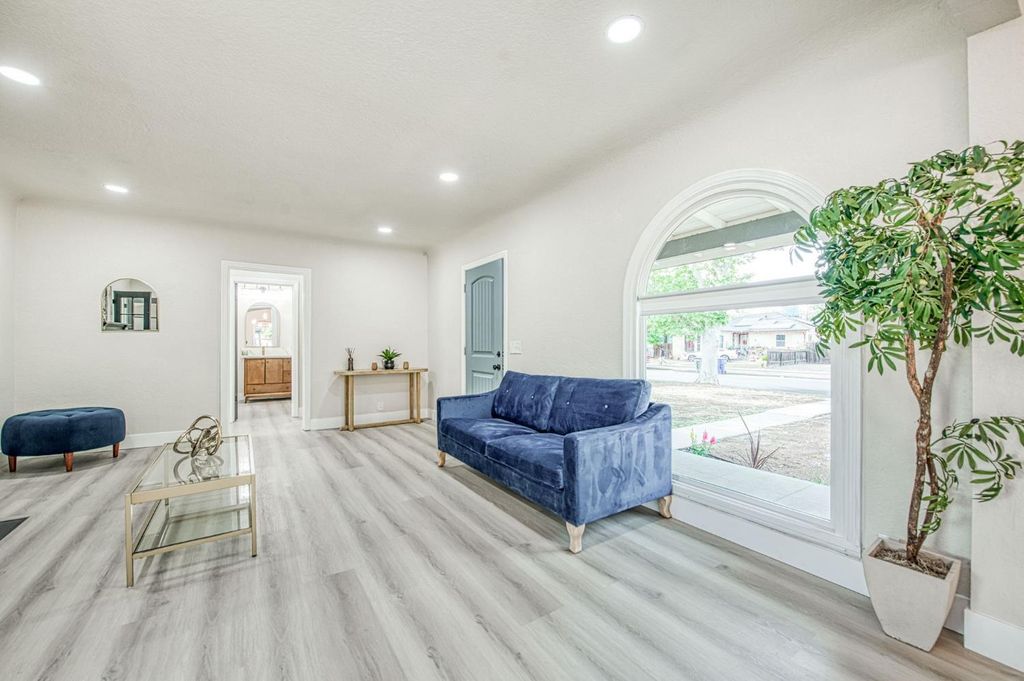 Image 11 of property listing at 3030 E Normal, Fresno, CA 93703