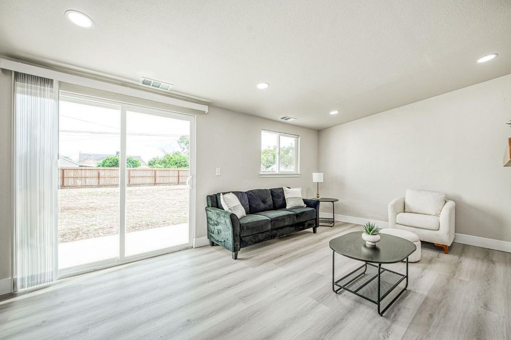 Image 17 of property listing at 3030 E Normal, Fresno, CA 93703
